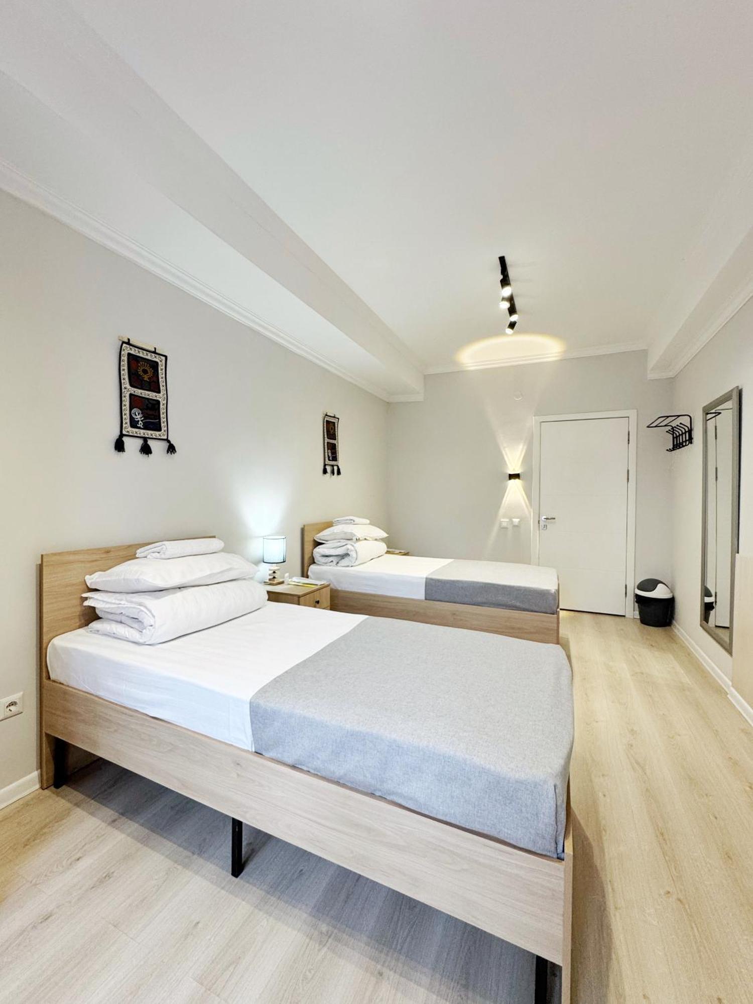 Compass Hostel Bisjkek Eksteriør bilde